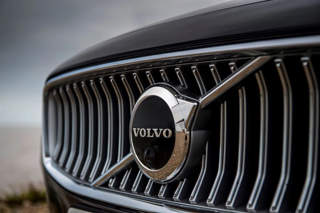 Volvo навчить електромобілі попереджати про аварії, тварин і дорожні роботи