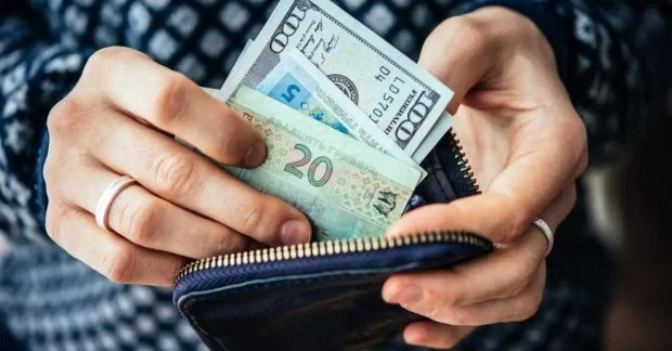 Долар може підскочити до 45,50 грн: аналітик попередив про сильний тиск на гривню