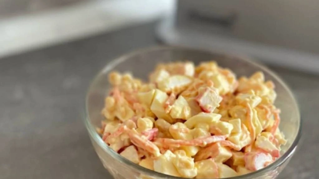 Салат із крабових паличок і корейської моркви: простий рецепт із сиром та кукурудзою