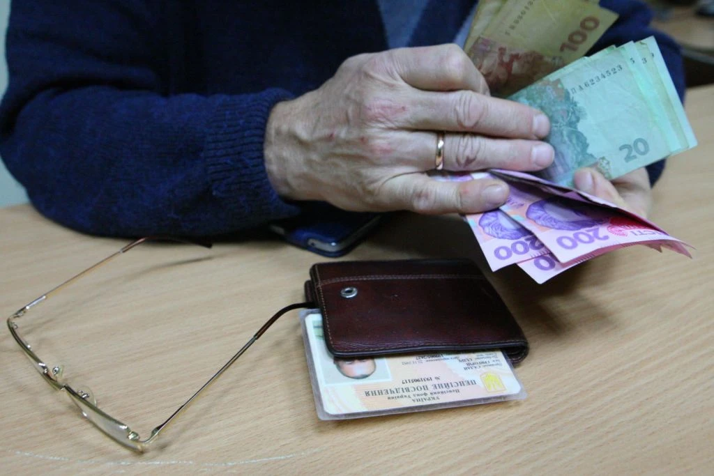 До пенсії доведеться працювати довше: з 2027 року планку стажу знову піднімуть